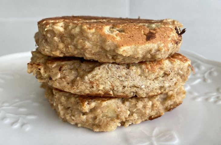 Panqueca de maçã com uva-passa