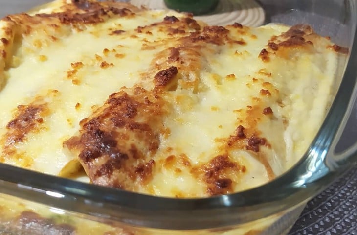 Panqueca de frango com molho bechamel