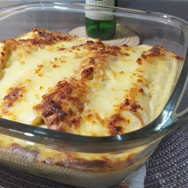 Panqueca de frango com molho bechamel