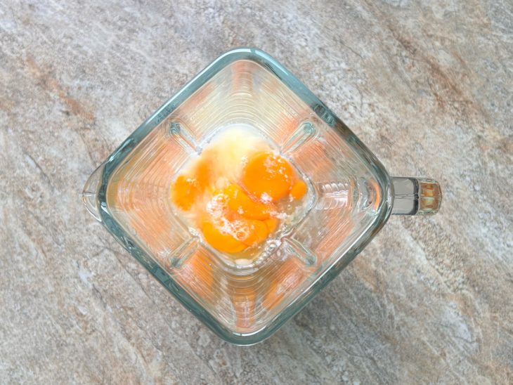 Ovos, tapioca, água e sal misturados em um liquidificador.