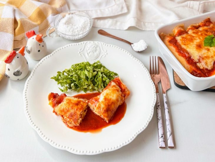 Porção da panqueca de tapioca recheada pronta para consumo em um prato.
