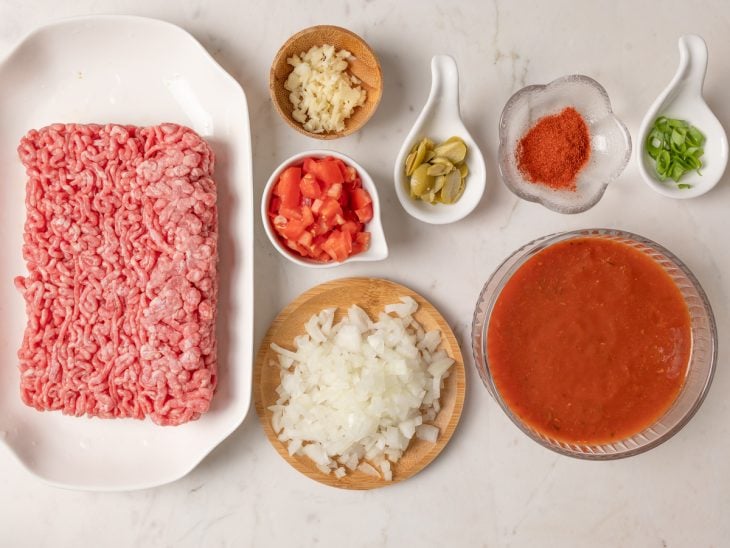 Ingredientes para a receita de panqueca fácil de carne moída reunidos em uma bancada.