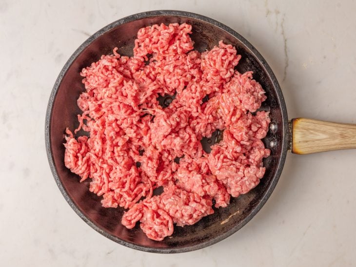 Carne moída em uma panela com um fio de azeite.