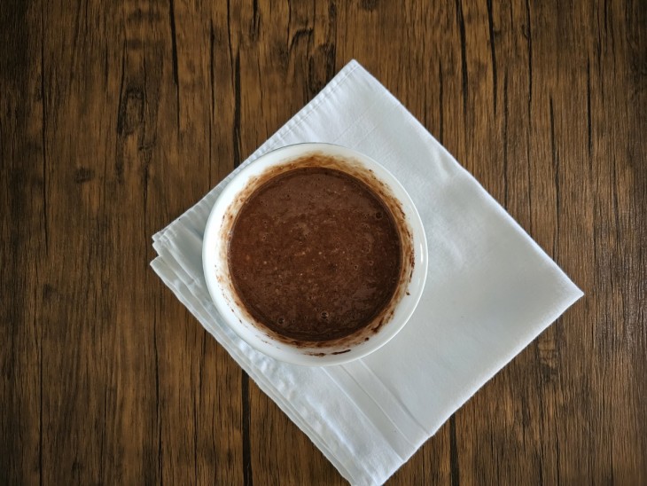 Ovos, farinha, whey e sementes misturados em uma tigela.