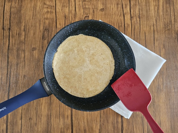 Panqueca virada e uma espátula.