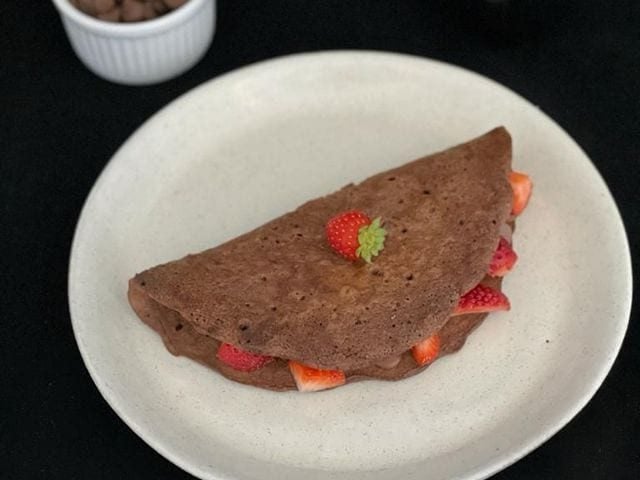 Panqueca low carb de chocolate com morango