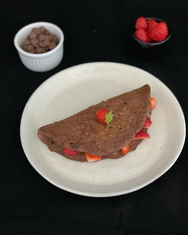 Panqueca low carb de chocolate com morango