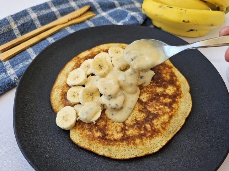 Panqueca proteica de banana e calda de whey finalizada.