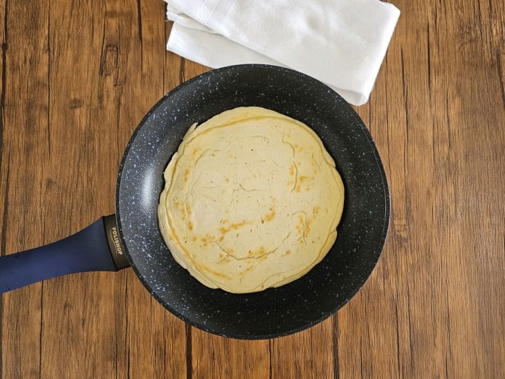 Massa de panqueca com aspecto dourado.