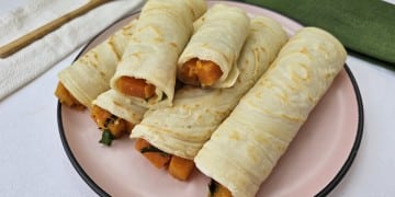 Panquecas veganas recheadas dispostas em um prato.