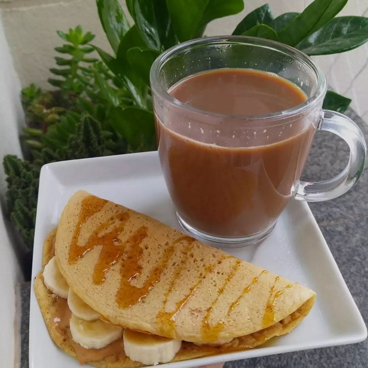 Panqueca vegana com banana e pasta de amendoim