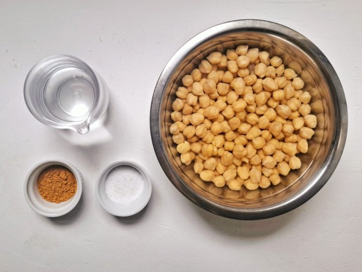 Ingredientes para a receita de panqueca vegana de grão-de-bico.