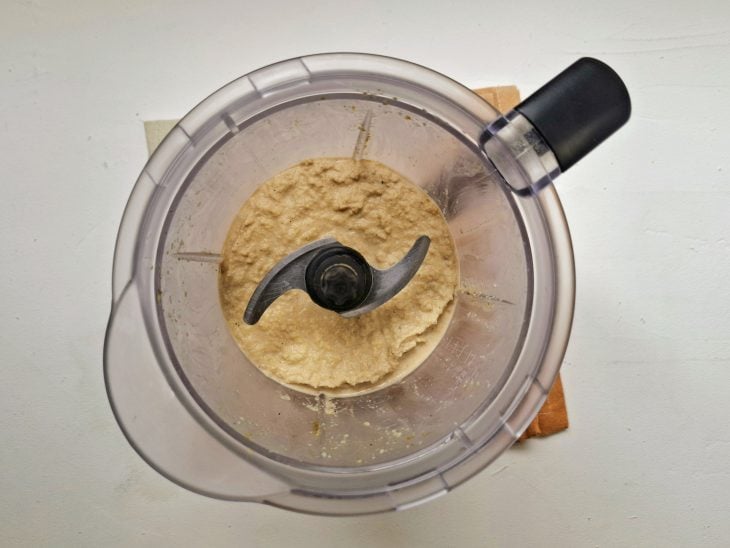 Grão-de-bico batido no liquidificador com temperos.