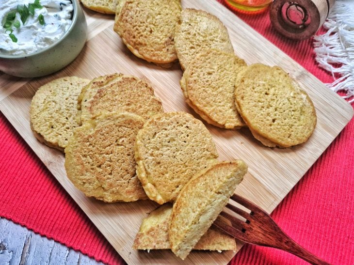 Panquecas veganas de grão-de-bico prontas para consumo.