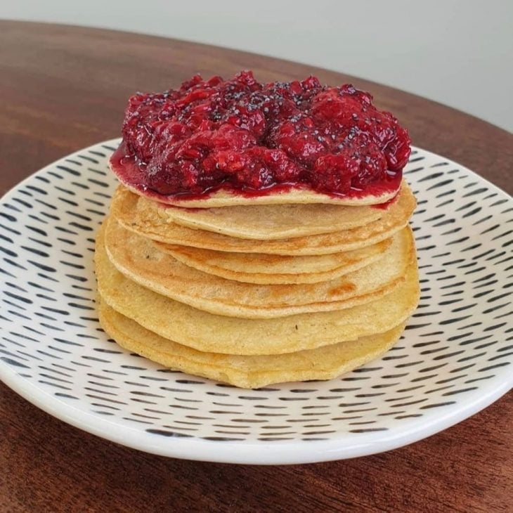 Panqueca de iogurte com compota de framboesas