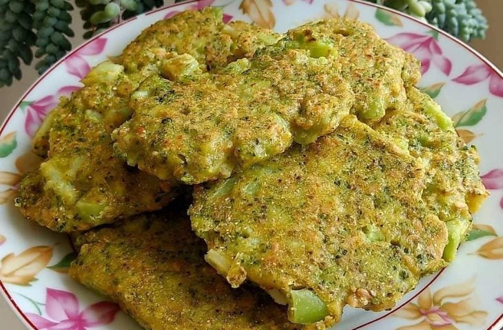 Panquequinha de brócolis e grão-de-bico vegana