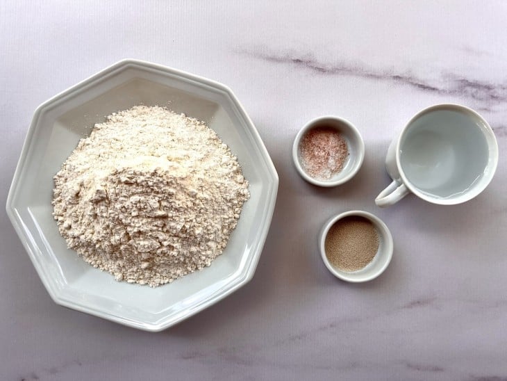 Uma bancada com os ingredientes da receita separados.