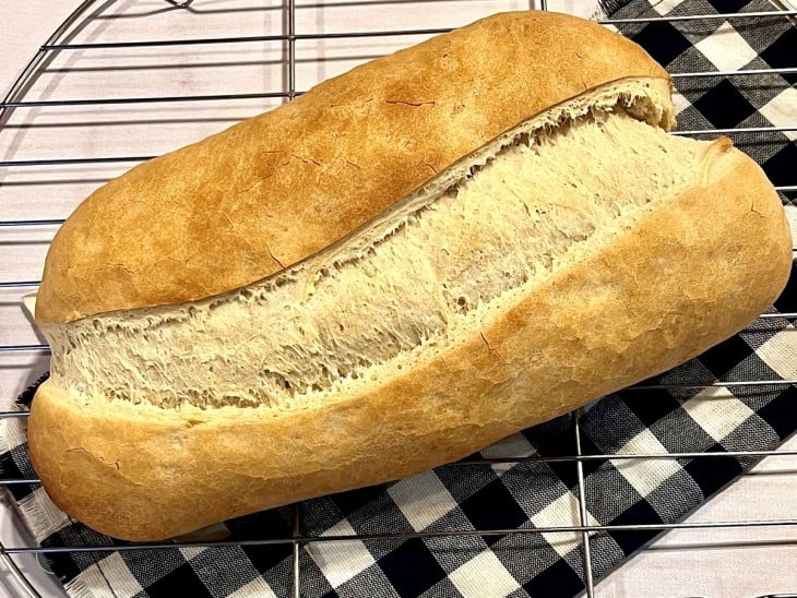 Um pão pronto em cima de uma grade.