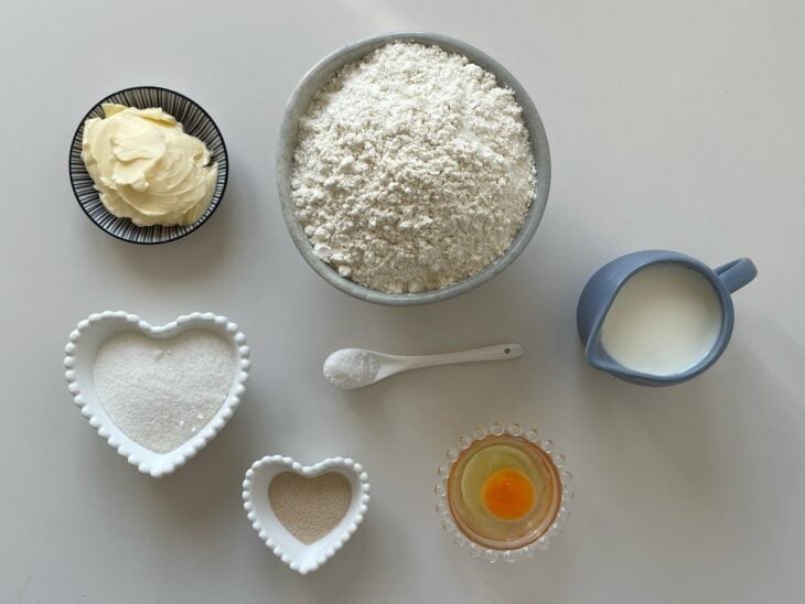 Ingredientes separados e organizados sobre a bancada para iniciar o preparo da massa.