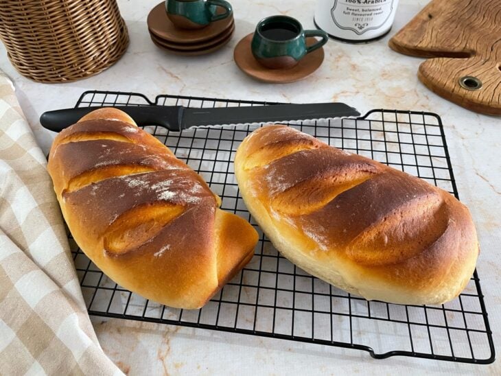 Pão amanteigado pronto.