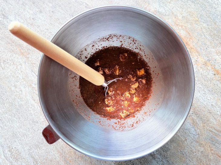 Ingredientes misturados na tigela.