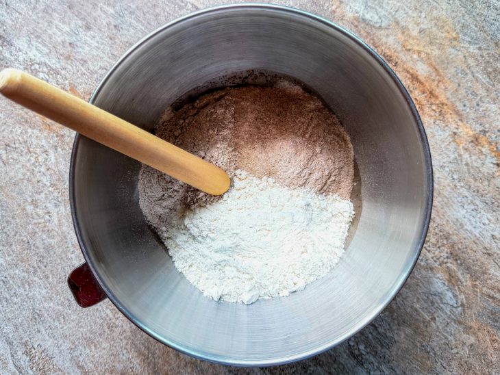 Farinhas adicionadas na tigela.