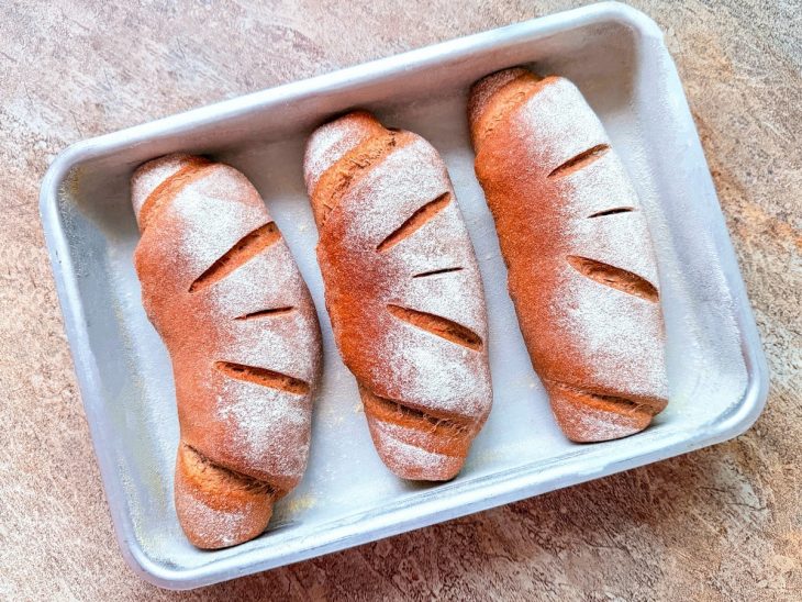 Pães assados após saírem do forno.