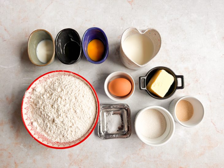 Ingredientes reunidos na bancada.