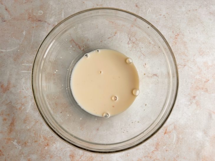 Na tigela, o leite misturado com o fermento.
