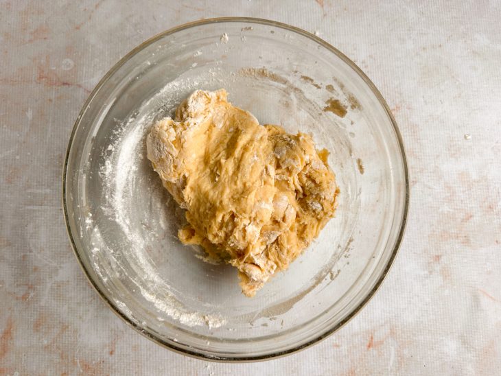 Açúcar, manteiga e farinha adicionados na msitura.