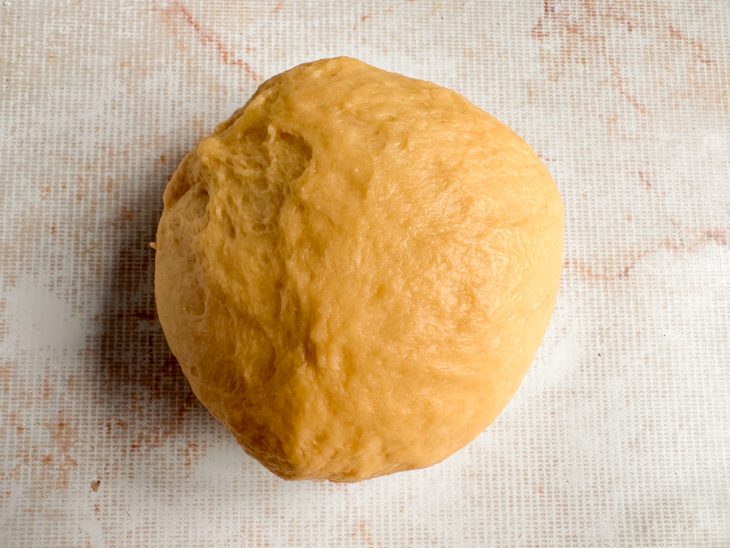 Massa sovada na bancada.