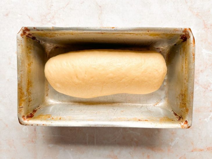 Pão moldado e transferido para a forma.