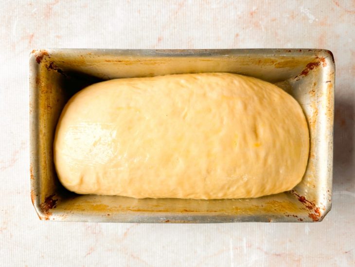 Pão pincelado com a gema e o leite.