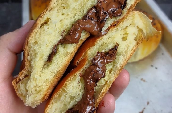 Pão brioche recheado com chocolate