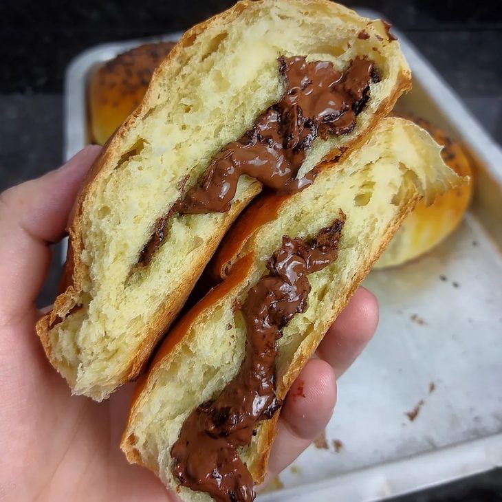 Pão brioche recheado com chocolate