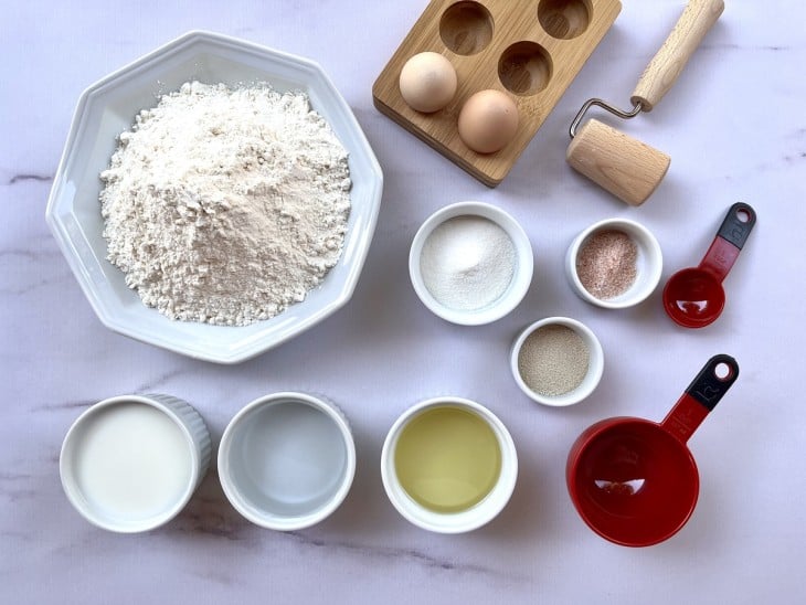 Ingredientes do pão caseiro reunidos na bancada.