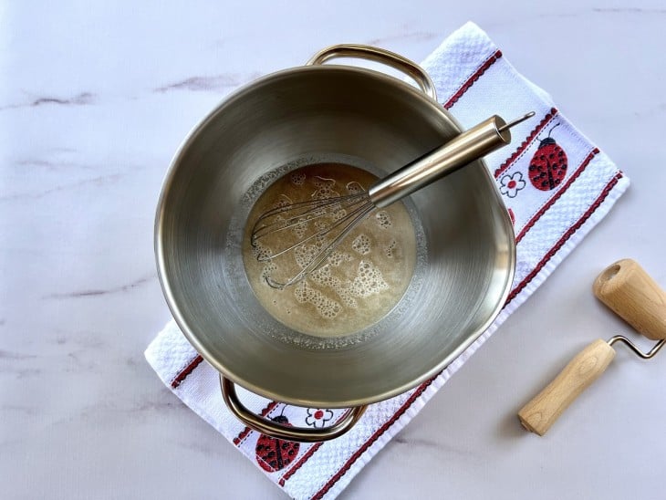 Tigela com o processo de fermentação do pão.