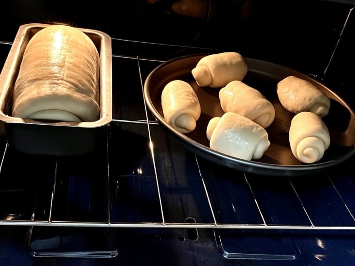 Pães assando no forno.