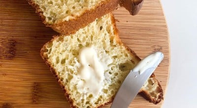 Pão caseiro de ervas e azeitonas