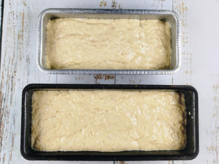 Massa de pão em duas formas retangulares.