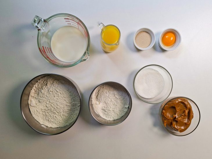 Ingredientes reunidos na bancada.