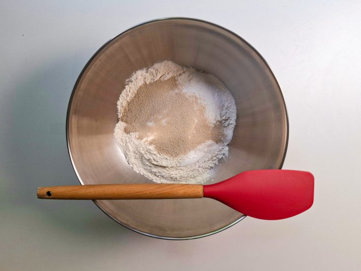 Ingredientes secos numa tigela.