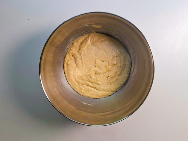 Ingredientes molhados adicionados e misturados aos secos.