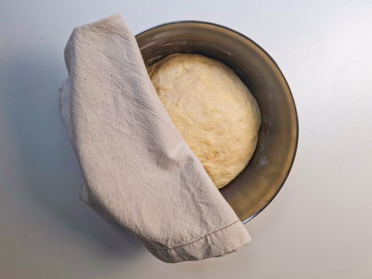 Tigela semi coberta com pano de prato.