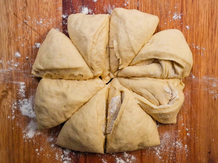 Massa porcionada em 8 partes.