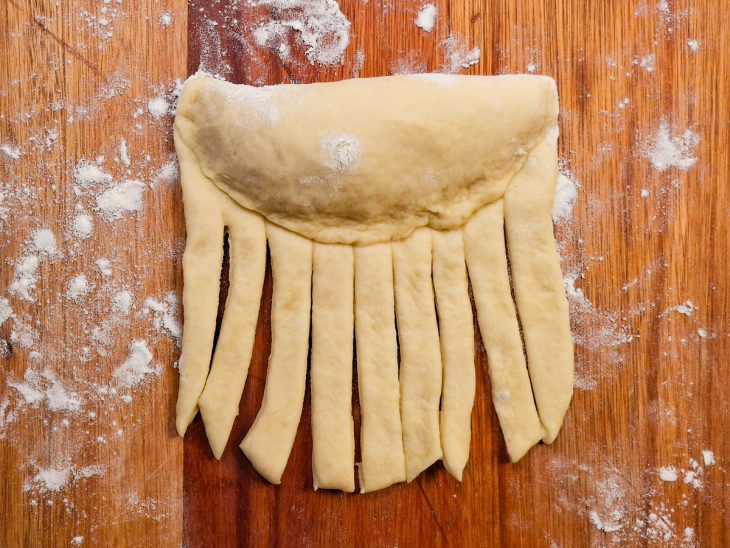 Massa dobrada e cortada.