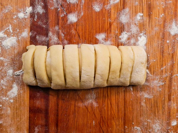Massa enrolada sobre as tiras.