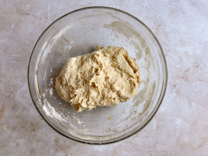 Ingredientes incorporados numa tigela redonda de vidro.