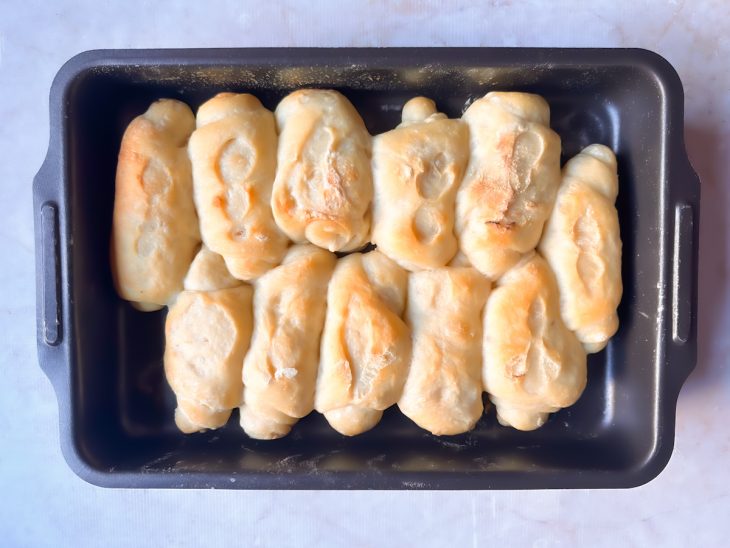 Pães dourados após tempo de forno.