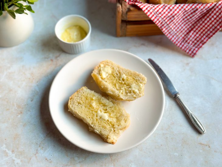 Pão caseiro partido com manteiga.